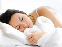 Неправильная поза во время сна приводит к преждевременному старению лица