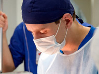 Почему хирургам все чаще приходится делать реэндопротезирование груди и как застраховаться от повторной операции