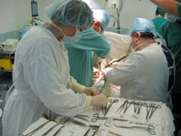 Челябинские хирурги успешно пришили пациенту отрезанную руку