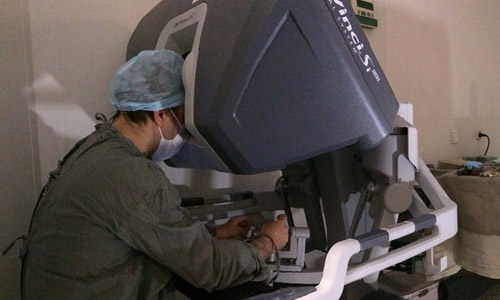 Пластический хирург Артур Рыбакин оперирует с помощью робота «da Vinci»