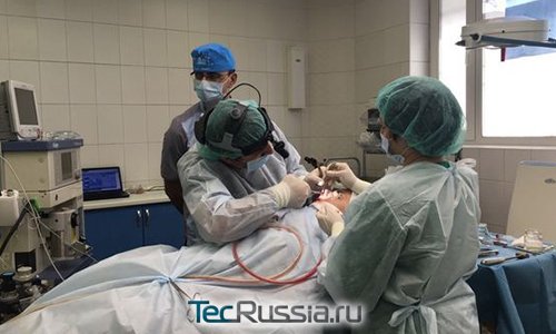 Хирург Тигран Алексанян проводит пластическую операцию Кате Гордон