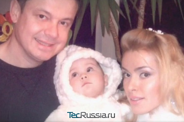семейное фото с мужем Русланом и дочерью Даниэллой