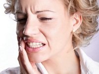 Что делать, если сильно болят губы после филлеров: терпеть или бежать к врачу?