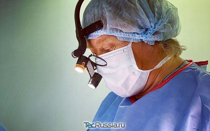 доктор Сергеев проводит пластическую операцию