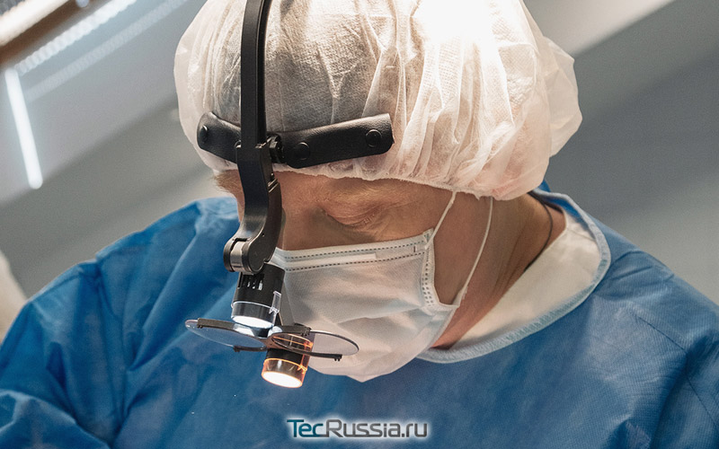 хирург Илья Сергеев во время операции по маммопластике
